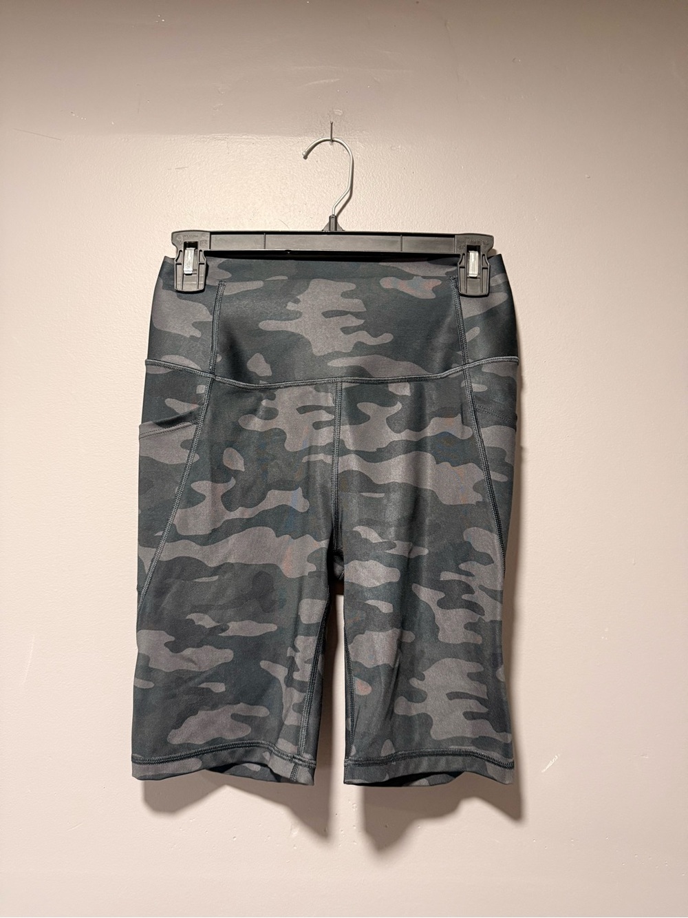 GAP Camouflage High-Waist Bike Shorts - Gray and Black